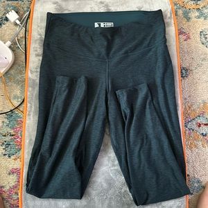 Like New New Balance Women’s NBDry Leggings in Heathered Dark Green Size Large